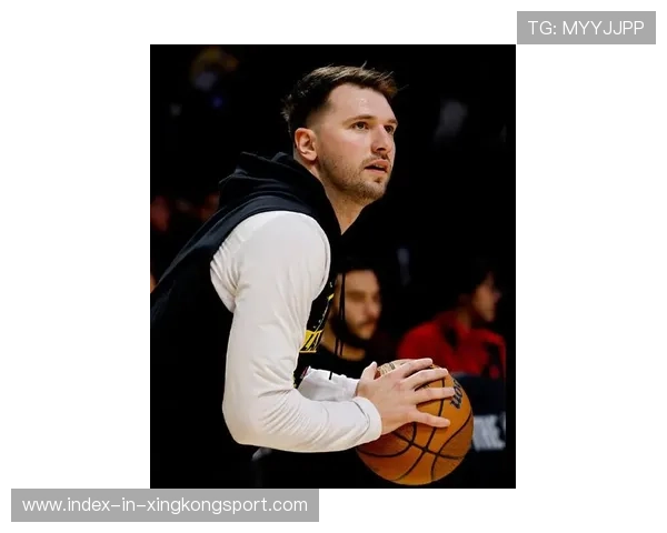 东契奇挡拆后外线空位稳稳命中,独行侠扩大优势