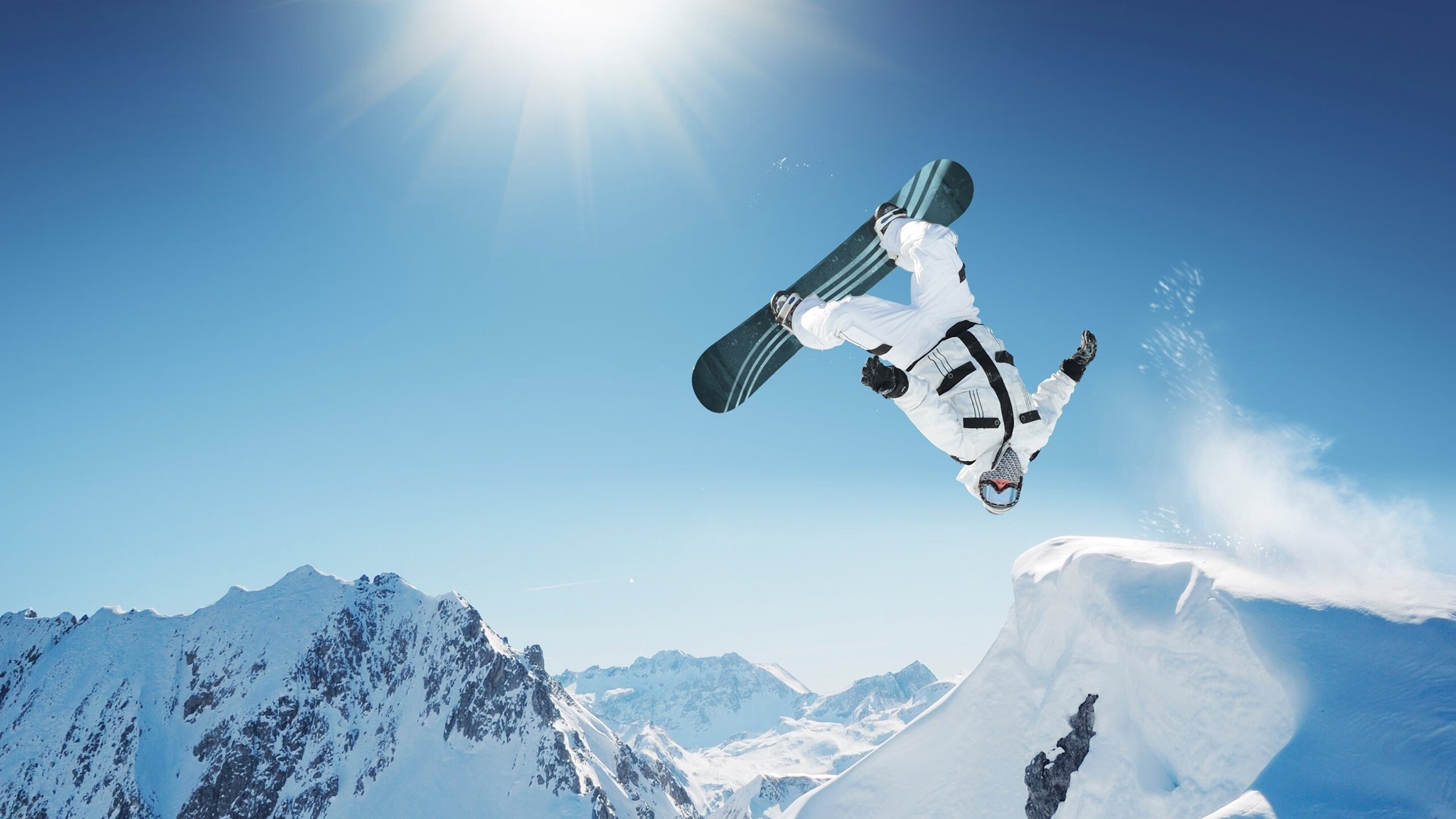 体操名将完成高难度动作